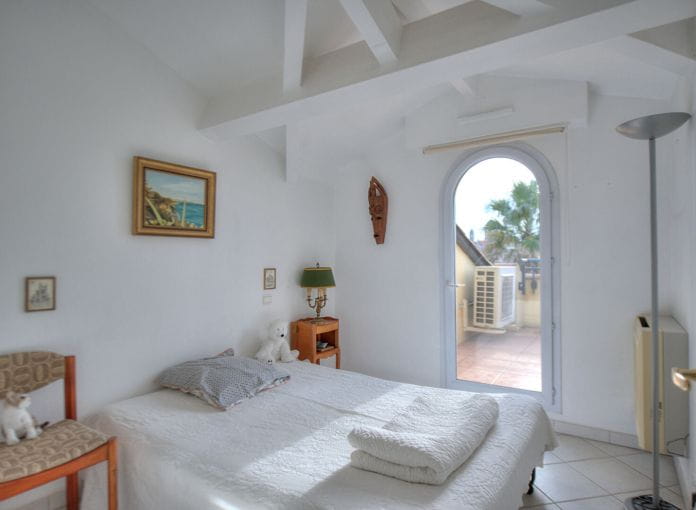 3 room apartment top floor sea view 2 south facing terraces garage beach on foot st raphael