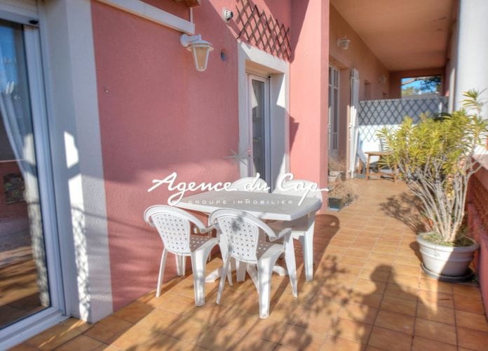 Appartement 3 pieces 81 m2  a pied mer  saint raphael (14)