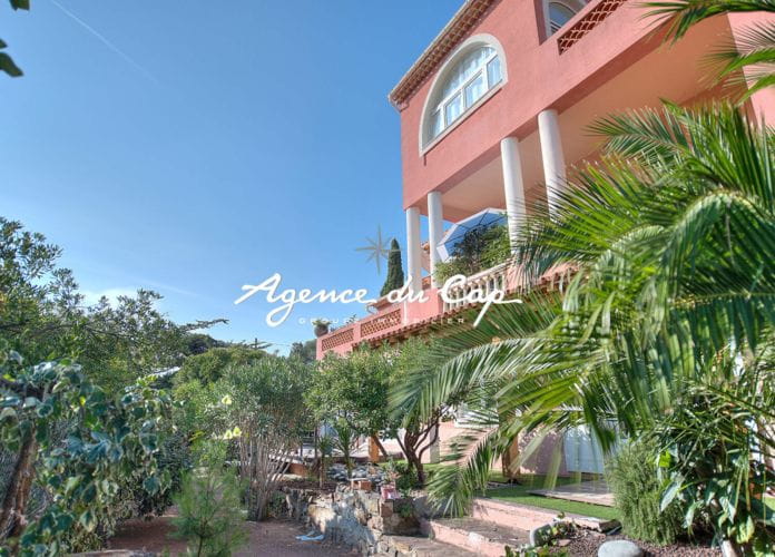 Appartement 3 pieces 81 m2  a pied mer  saint raphael (0)