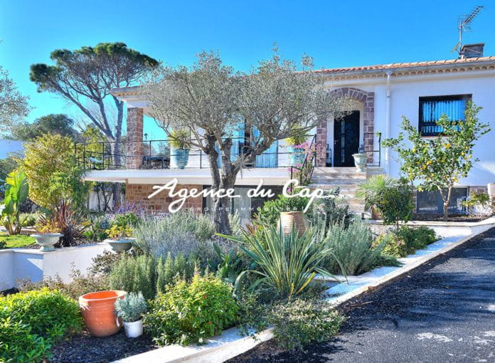 Belle villa renovee de 190 m² avec 4 chambres piscine dans un secteur residentiel Boulouris Saint-Raphaël