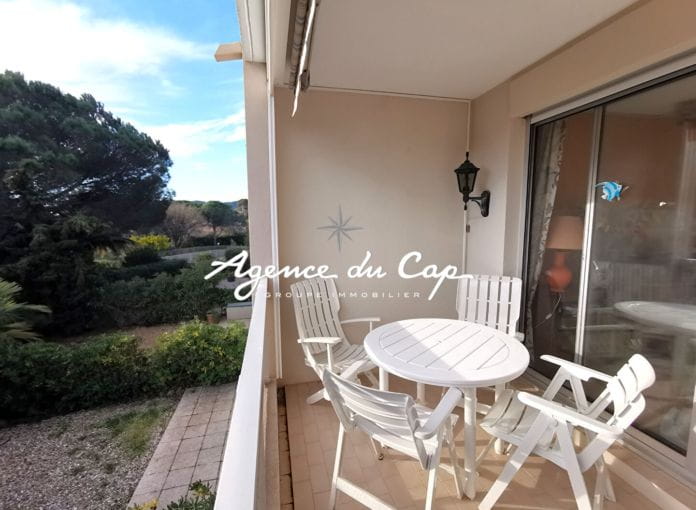 A vendre - appartement 2 pieces avec terrasse et garage - residence avec piscine - mer et commerces a pied -  a saint aygulf