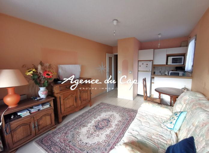 A vendre - appartement 2 pieces avec terrasse et garage - residence avec piscine - mer et commerces a pied -  a saint aygulf