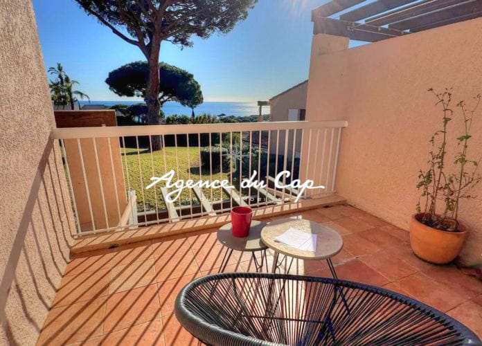 A vendre appartement vue mer 2 pieces de 26m2 renove vendu meuble  a pied des plages a sainte maxime (1)