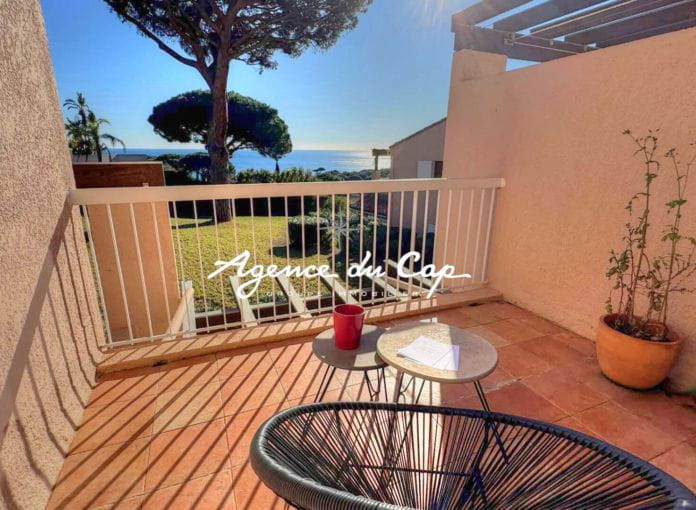 A vendre appartement vue mer 2 pieces de 26m2 renove vendu meuble  a pied des plages a Sainte Maxime