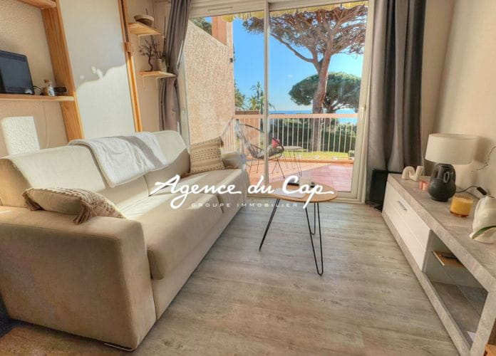 A vendre appartement vue mer 2 pieces de 26m2 renove vendu meuble  a pied des plages a sainte maxime (2)