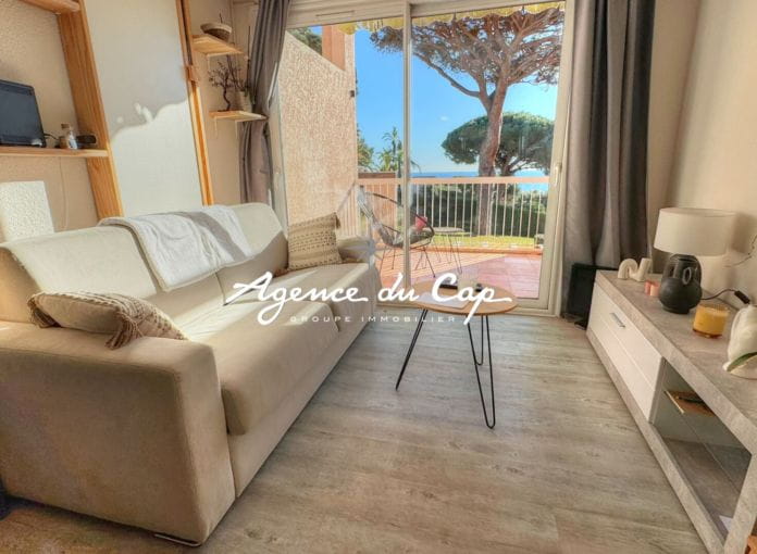 A vendre appartement vue mer 2 pieces de 26m2 renove vendu meuble  a pied des plages a Sainte Maxime