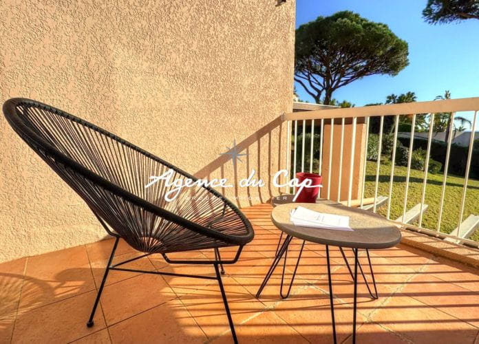 A vendre appartement vue mer 2 pieces de 26m2 renove vendu meuble  a pied des plages a sainte maxime (6)