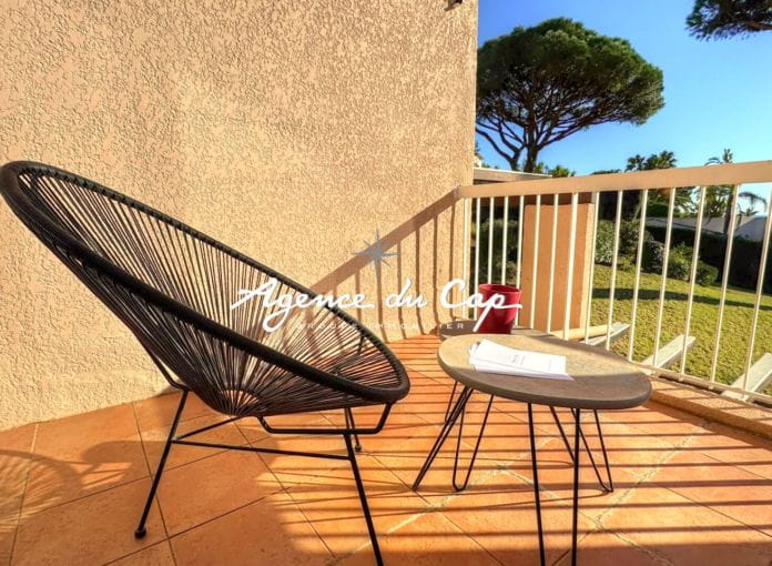 A vendre appartement vue mer 2 pieces de 26m2 renove vendu meuble  a pied des plages a Sainte Maxime