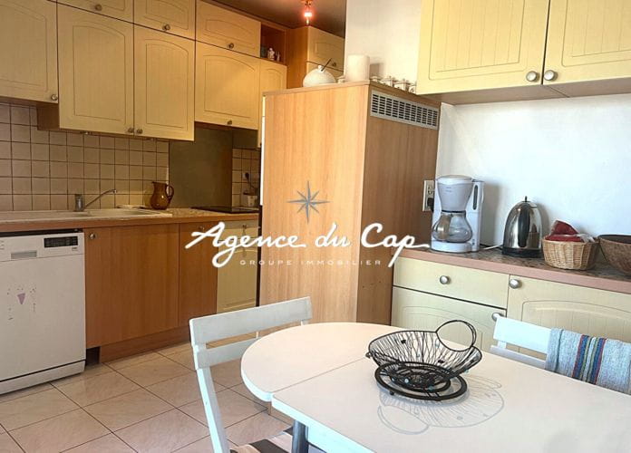 4 room apartment 2 bedrooms, high floor, close to beaches and shops on foot (6)