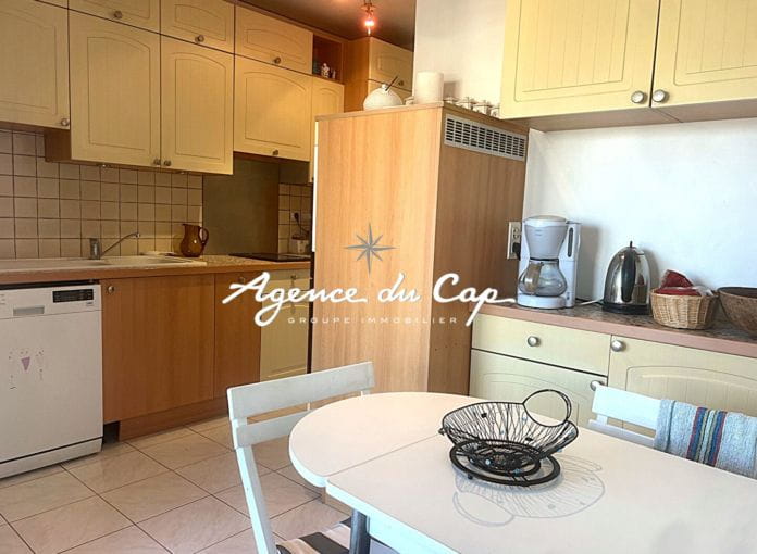 4 room apartment 2 bedrooms, high floor, close to beaches and shops on foot