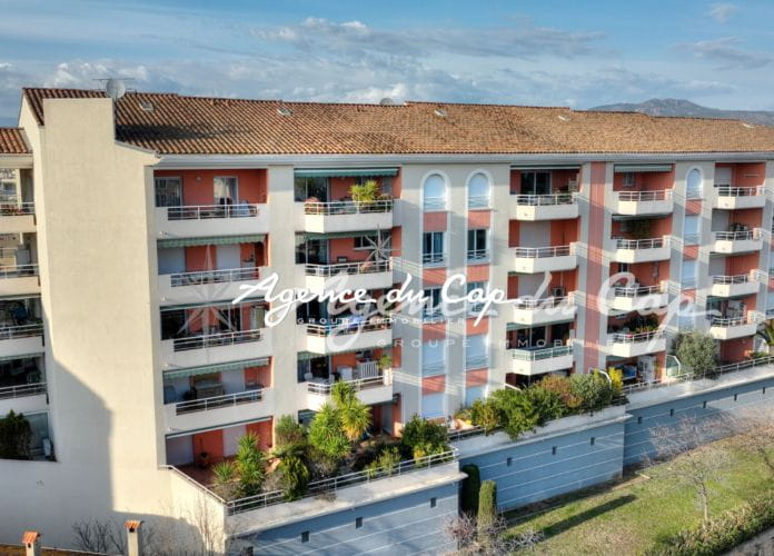 Appartement 4 pieces 3 chambres entierement renové climatisé avec terrasse cave et  un grand garage en centre ville de saint raphael (1)