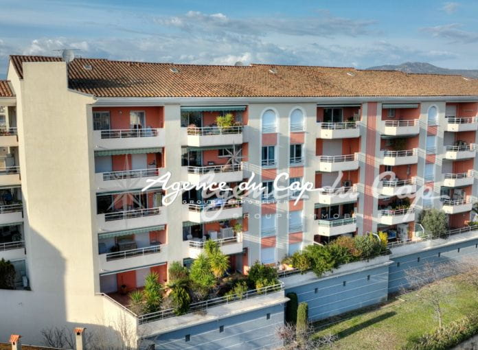 Appartement 4 pieces 3 chambres entierement renové climatisé avec terrasse cave et  un grand garage en centre ville de Saint-Raphaël