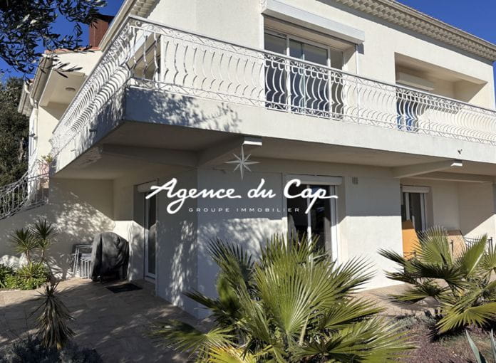 A vendre villa renovee 7 pieces vue mer terrain plat garage piscineproche centre saint-aygulf