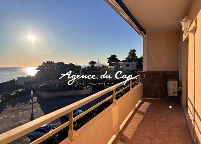 A vendre appartement 2 pieces vue mer dernier etage  bord de mer cave les issambres (1)