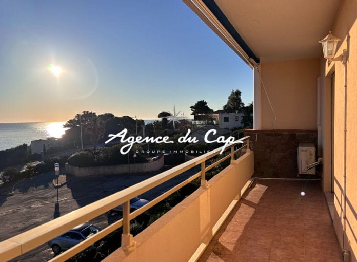 A vendre appartement 2 pieces vue mer dernier etage  bord de mer cave les Issambres