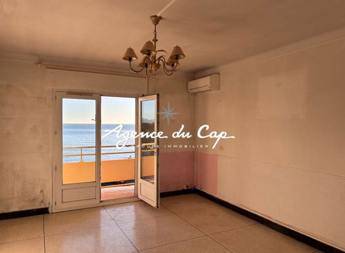 A vendre appartement 2 pieces vue mer dernier etage  bord de mer cave les Issambres