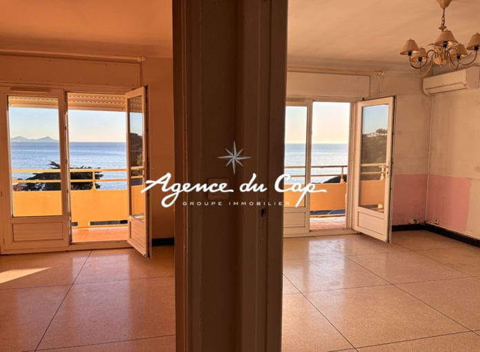 A vendre appartement 2 pieces vue mer dernier etage  bord de mer cave les Issambres