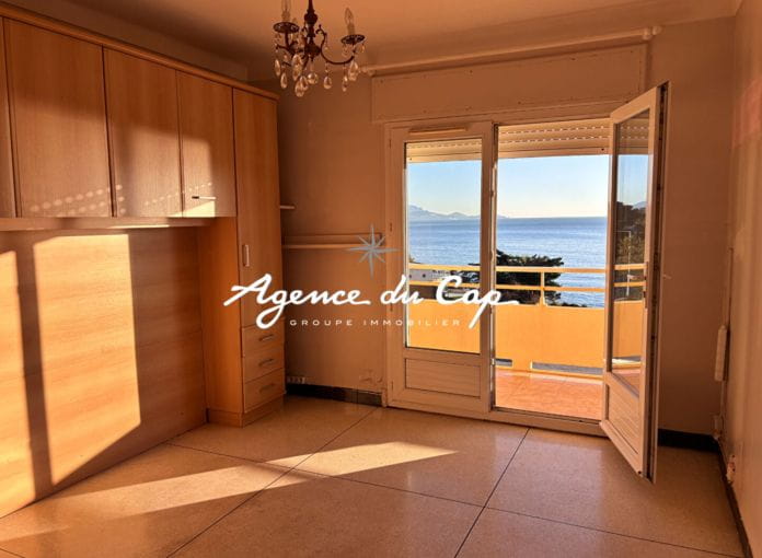 A vendre appartement 2 pieces vue mer dernier etage  bord de mer cave les Issambres