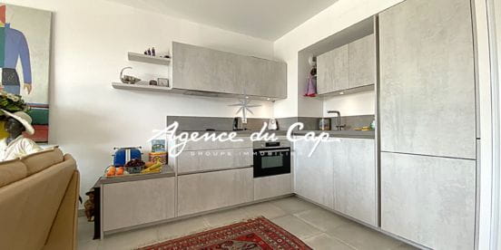 FOR SALE 3 ROOM APARTMENT 2 BEDROOMS TERRACE WITH SEA VIEW GARAGE AND SWIMMING POOL, CLOSE TO THE SEASIDE AND TOWN CENTER OF SAINT AYGULF